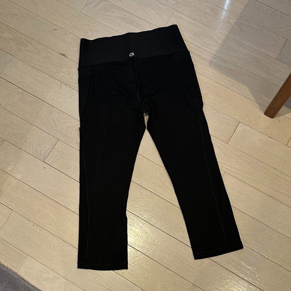 GAP Sculpt Cropped Leggings with Perforated Detailing - Picture 1 of 4